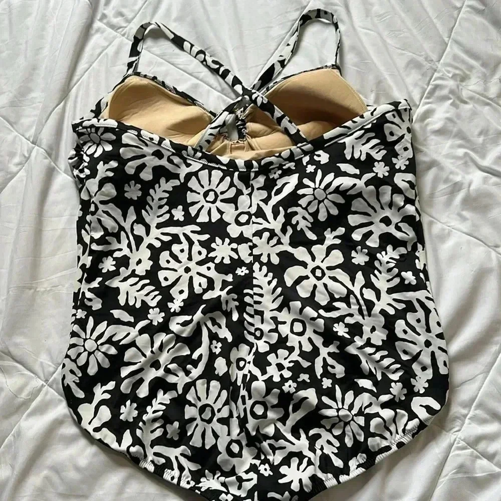 Lands Wnd black and white floral one piece swimsuit gold accent size 26w